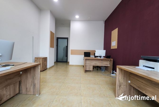 Ambiente Commerciale in Affitto 3+1 a Tirana - 47,000 Leke