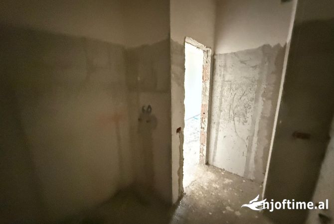 Shtepi ne shitje Apartament ne Tirane, 2+1, Mobilimi Bosh, pa mobiluar, Pagesa 155,000  Euro.