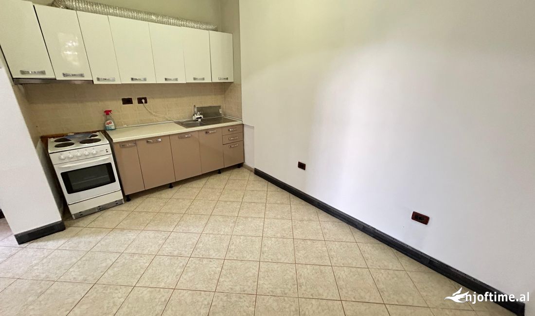 Shtepi me qera Apartament ne Tirane, 3+1, Mobilimi Pjeserisht e mobiluar, Pagesa 35,000  Leke.