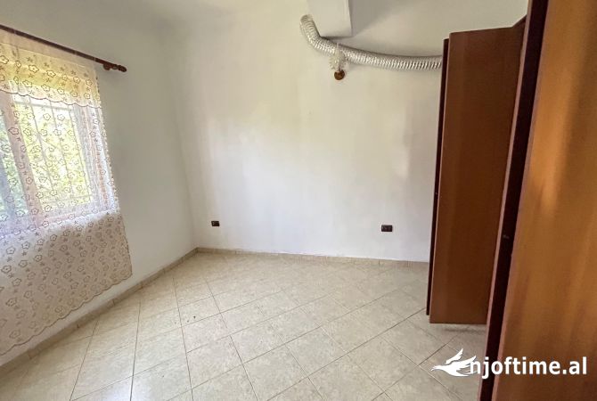 Shtepi me qera Apartament ne Tirane, 3+1, Mobilimi Pjeserisht e mobiluar, Pagesa 35,000  Leke.