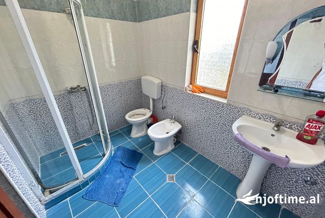 Shtepi me qera Apartament ne Tirane, 3+1, Mobilimi Pjeserisht e mobiluar, Pagesa 35,000  Leke.