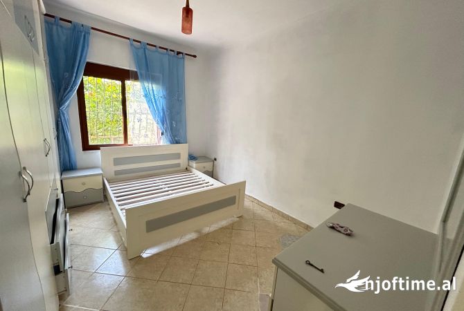 Shtepi me qera Apartament ne Tirane, 3+1, Mobilimi Pjeserisht e mobiluar, Pagesa 35,000  Leke.