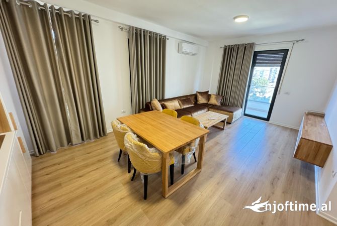 Shtepi me qera Apartament ne Tirane, 3+1, Mobilimi E mobiluar, Pagesa 900  Euro.