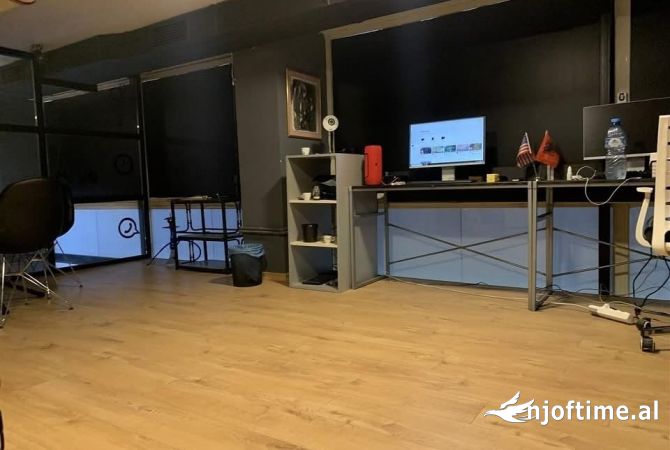 Ambiente Commerciale in Affitto 3+1 a Tirana - 550 Euro