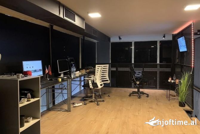 Ambiente Commerciale in Affitto 3+1 a Tirana - 550 Euro