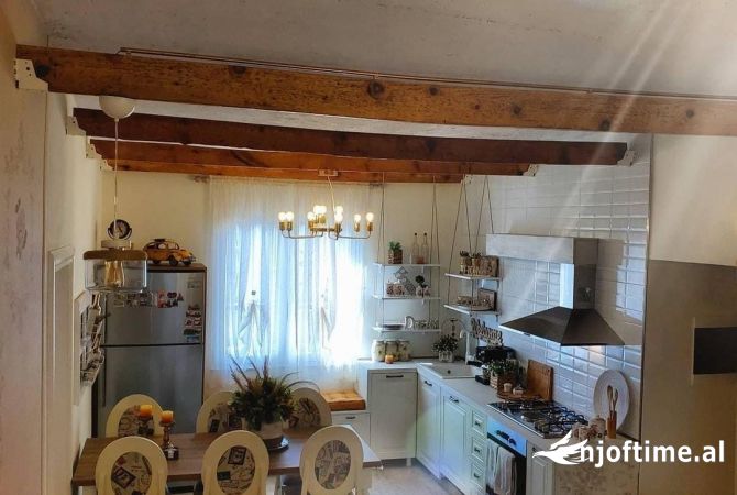 Shtepi ne shitje Apartament ne Tirane, 3+1, Mobilimi E mobiluar, Pagesa 173,000  Euro.