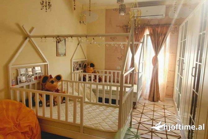 Shtepi ne shitje Apartament ne Tirane, 3+1, Mobilimi E mobiluar, Pagesa 173,000  Euro.