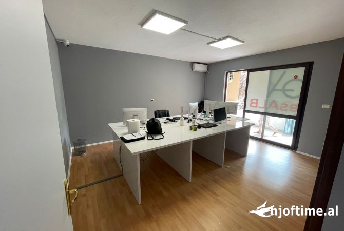Ambiente Commerciale in Affitto 3+1 a Tirana - 1,000 Euro