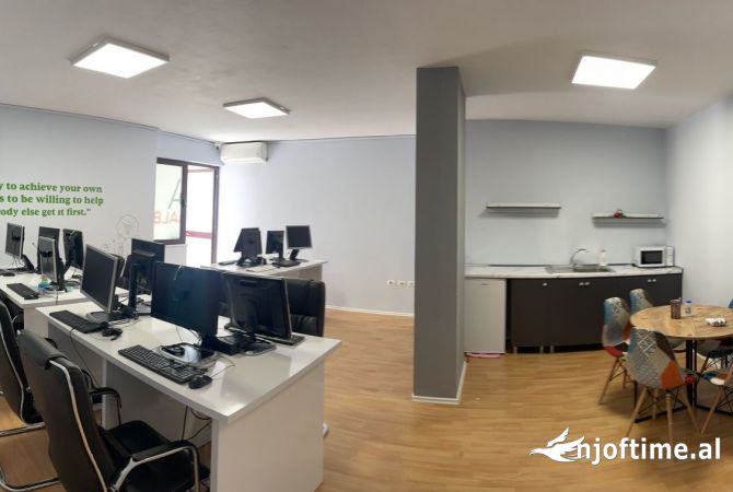 Ambiente Commerciale in Affitto 3+1 a Tirana - 1,000 Euro