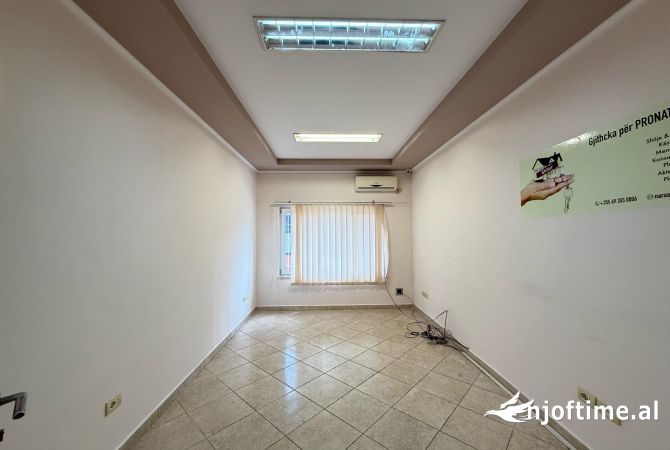 Ambiente Commerciale in Affitto 3+1 a Tirana - 80,000 Leke