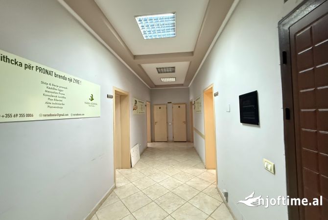 Ambiente Commerciale in Affitto 3+1 a Tirana - 80,000 Leke