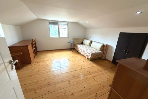 Shtepi ne shitje Apartament ne Tirane, 3+1, Mobilimi E mobiluar, Pagesa 155,000  Euro.