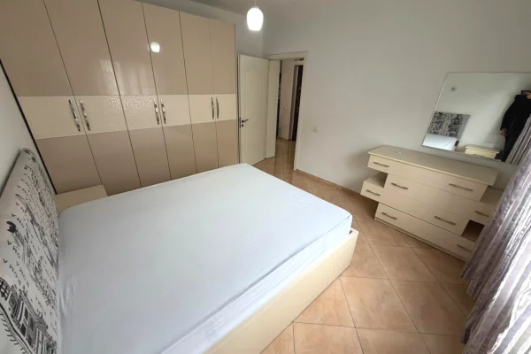 Shtepi ne shitje Apartament ne Tirane, 3+1, Mobilimi E mobiluar, Pagesa 155,000  Euro.