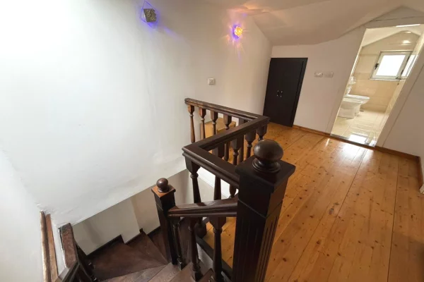 Shtepi ne shitje Apartament ne Tirane, 3+1, Mobilimi E mobiluar, Pagesa 155,000  Euro.