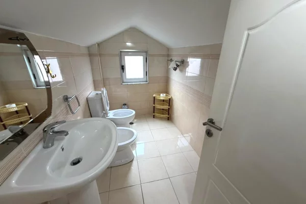 Shtepi ne shitje Apartament ne Tirane, 3+1, Mobilimi E mobiluar, Pagesa 155,000  Euro.