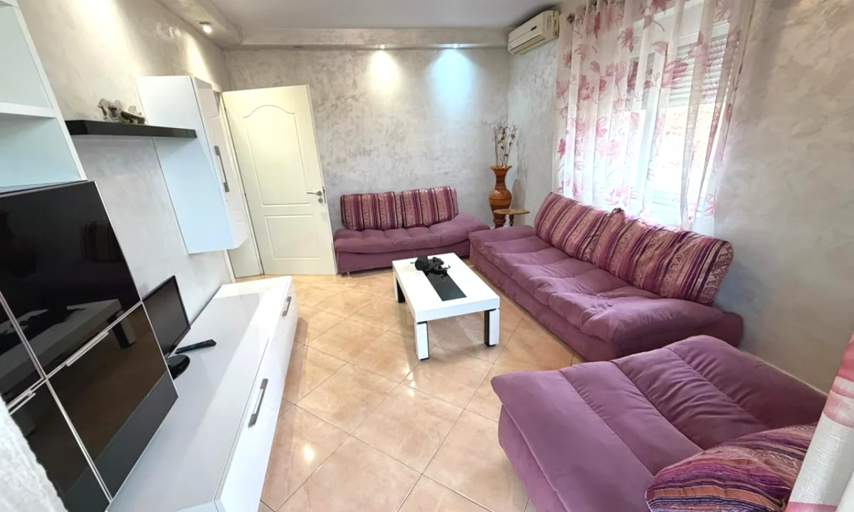 Shtepi ne shitje Apartament ne Tirane, 3+1, Mobilimi E mobiluar, Pagesa 155,000  Euro.