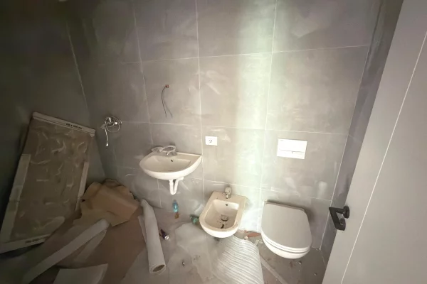 Shtepi ne shitje Apartament ne Tirane, 3+1, Mobilimi Bosh, pa mobiluar, Pagesa 175,000  Euro.