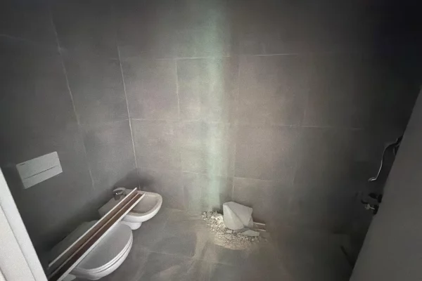 Shtepi ne shitje Apartament ne Tirane, 3+1, Mobilimi Bosh, pa mobiluar, Pagesa 175,000  Euro.