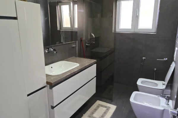 Shtepi me qera Apartament ne Tirane, 2+1, Mobilimi E mobiluar, Pagesa 650  Euro.