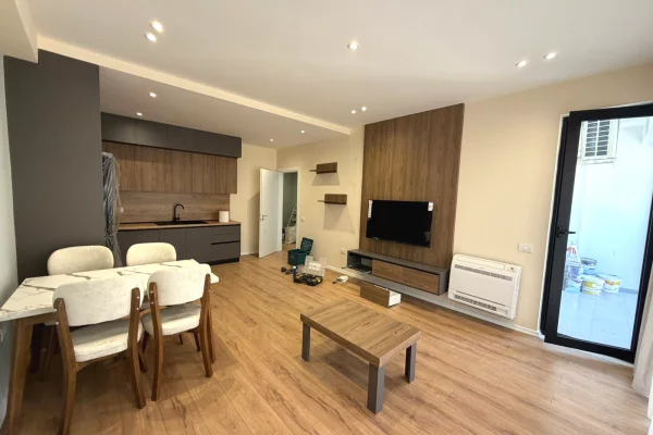 Jepete me qera Apartament 1+1 Astir 