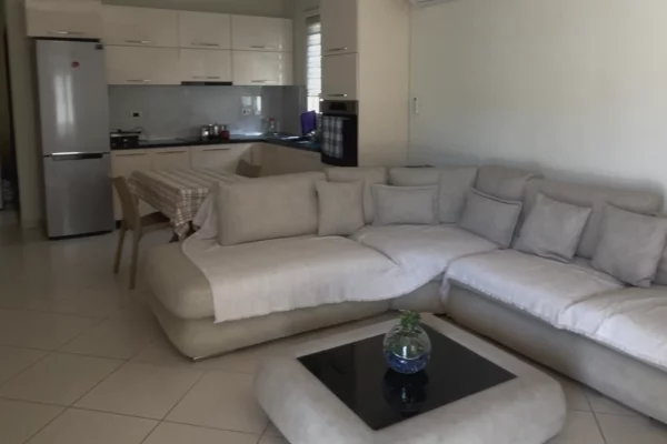 Shtepi me qera 2+1 ne Tirane - 4,000 Leke