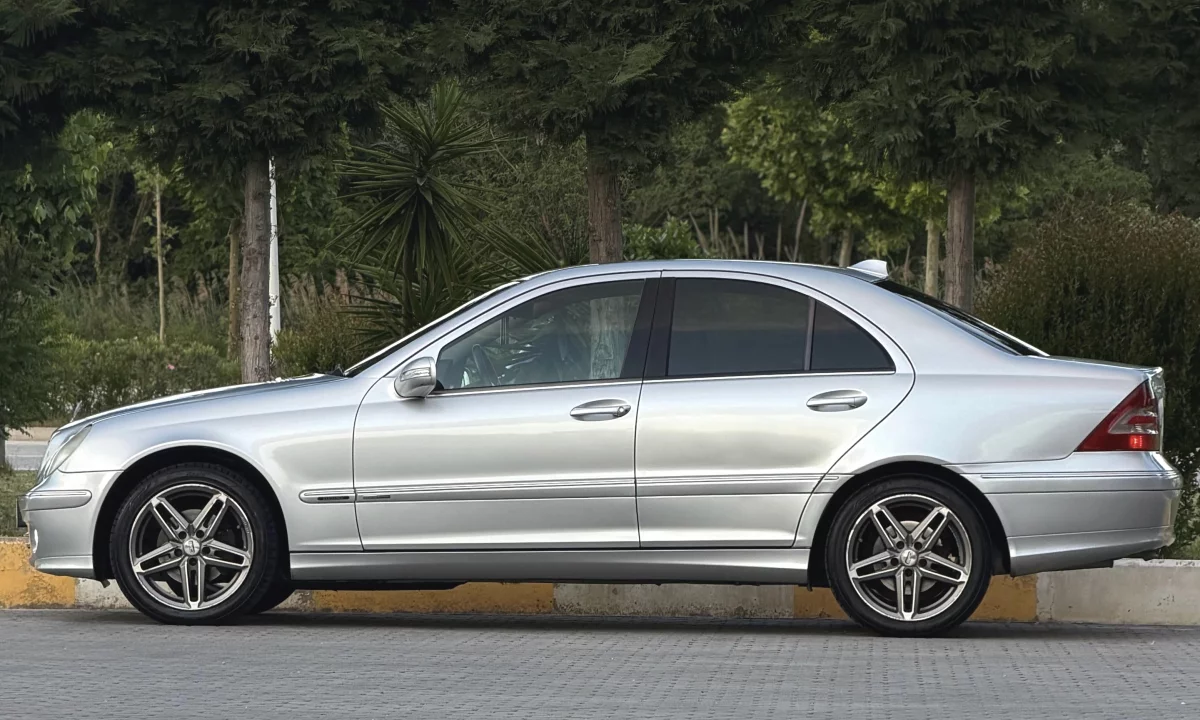 Makina ne shitje ne Vlore, Mercedes-Benz, 2006 Diesel,Kambio Automatik Pagesa 4,500  Euro.