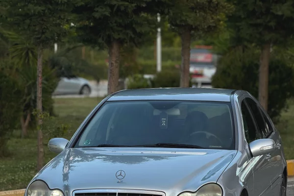 Makina ne shitje ne Vlore, Mercedes-Benz, 2006 Diesel,Kambio Automatik Pagesa 4,500  Euro.