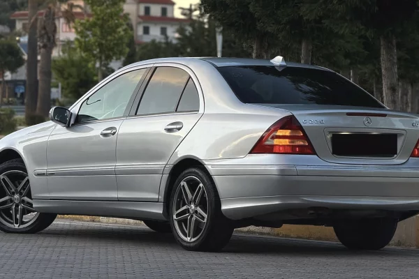 Makina ne shitje ne Vlore, Mercedes-Benz, 2006 Diesel,Kambio Automatik Pagesa 4,500  Euro.