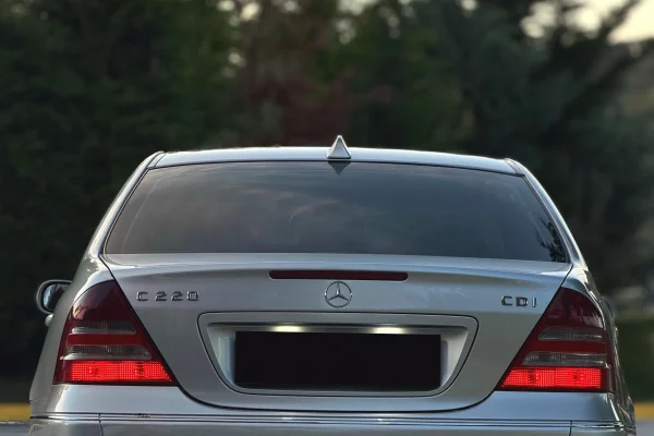Makina ne shitje ne Vlore, Mercedes-Benz, 2006 Diesel,Kambio Automatik Pagesa 4,500  Euro.