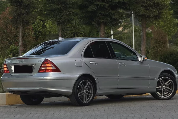 Makina ne shitje ne Vlore, Mercedes-Benz, 2006 Diesel,Kambio Automatik Pagesa 4,500  Euro.