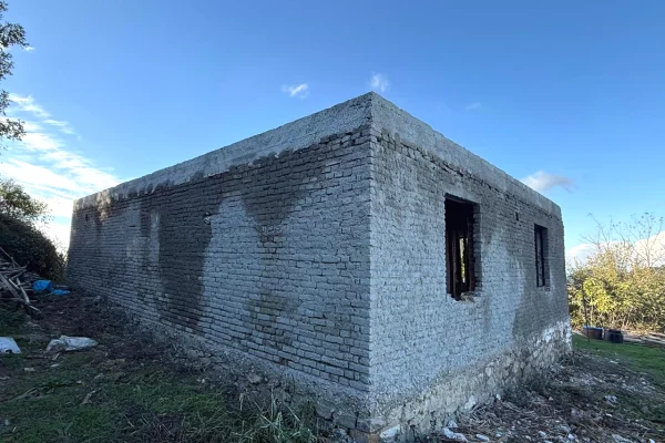 Shtepi ne shitje Shtepi Private ne Tirane, 3+1, Mobilimi Bosh, pa mobiluar, Pagesa 100,000  Euro.
