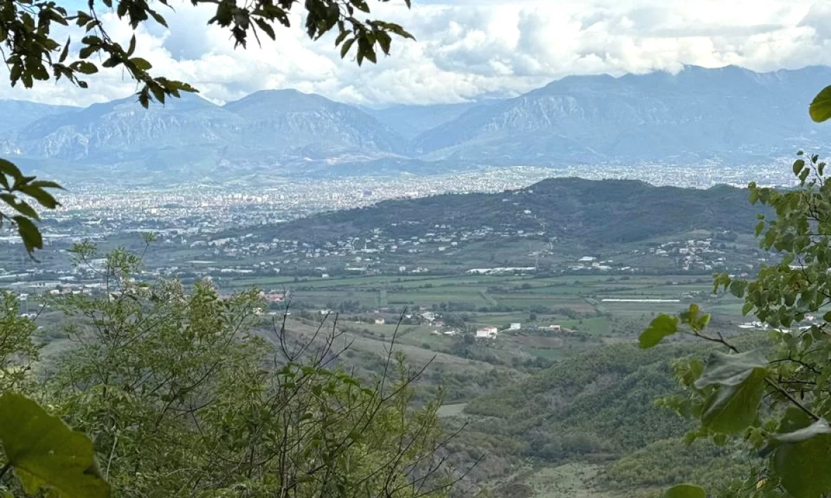 Shtepi ne shitje Shtepi Private ne Tirane, 3+1, Mobilimi Bosh, pa mobiluar, Pagesa 100,000  Euro.