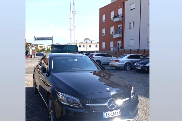 Makina ne shitje ne Tirane - 13,000 Euro