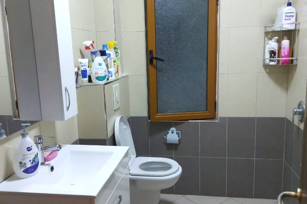 Shtepi ne shitje Apartament ne Tirane, 2+1, Mobilimi E mobiluar, Pagesa 14,500,000  Leke.