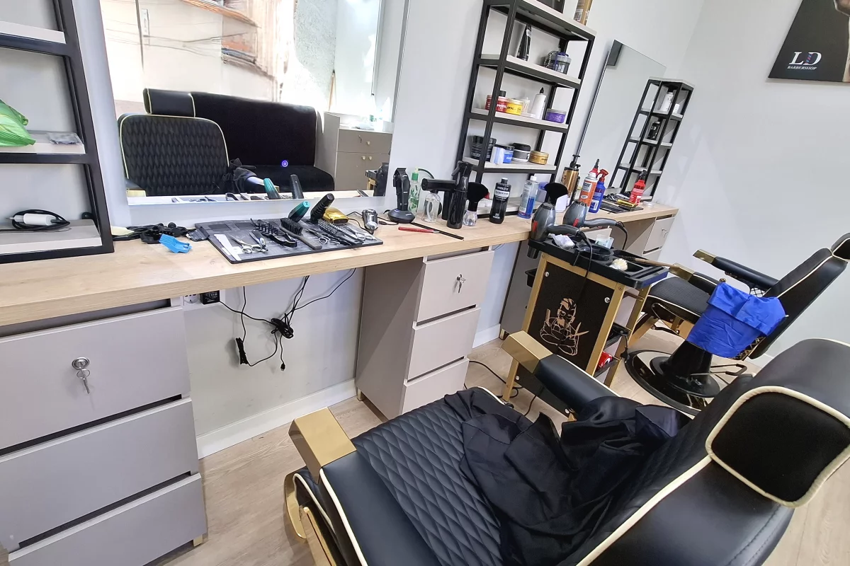 Shitet Ambjent Biznesi Barbershop tek Rruga e Barrikadave, prane gjimnazit Sami Frasheri !!
