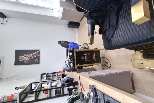 Shitet Ambjent Biznesi Barbershop tek Rruga e Barrikadave, prane gjimnazit Sami Frasheri !!