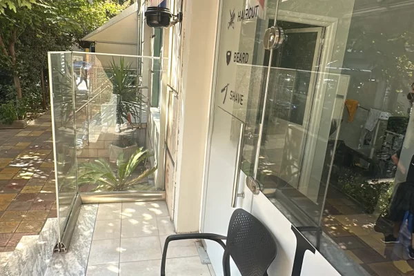 Shitet Ambjent Biznesi Barbershop tek Rruga e Barrikadave, prane gjimnazit Sami Frasheri !!