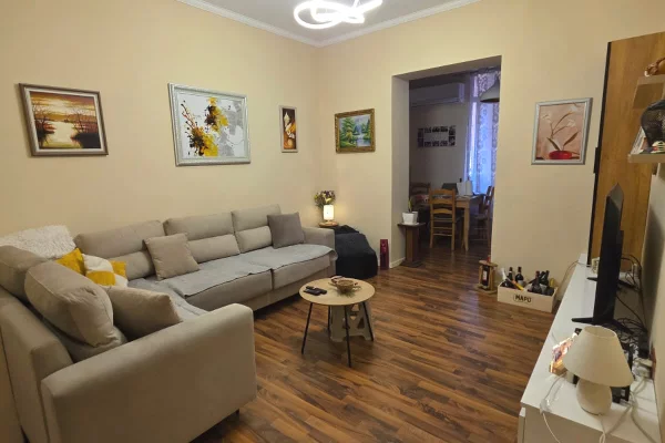 Shitet apartament 2+1 tek Shallvaret !!