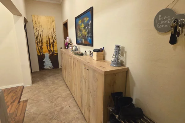 Shtepi ne shitje Apartament ne Tirane, 2+1, Mobilimi E mobiluar, Pagesa 24,500,000  Leke.