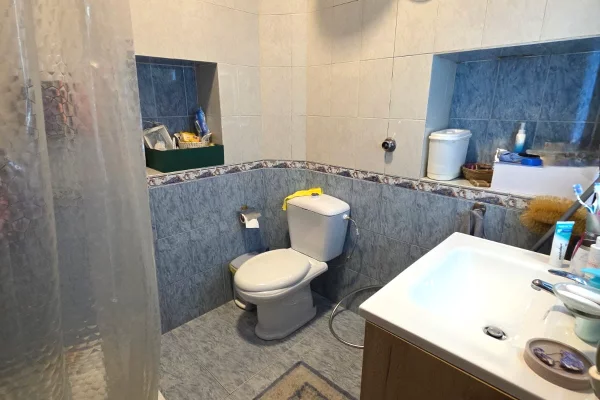 Shtepi ne shitje Apartament ne Tirane, 2+1, Mobilimi E mobiluar, Pagesa 24,500,000  Leke.