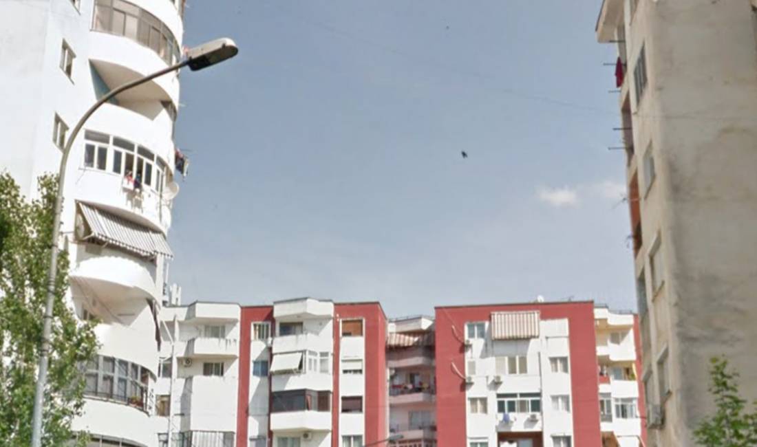 Dyqan Me Fasade Vetrate 