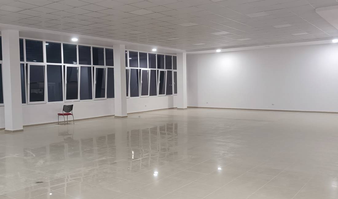 Dyqan Open Space I Investuar Ne Qender Te Qytetit Studenti 