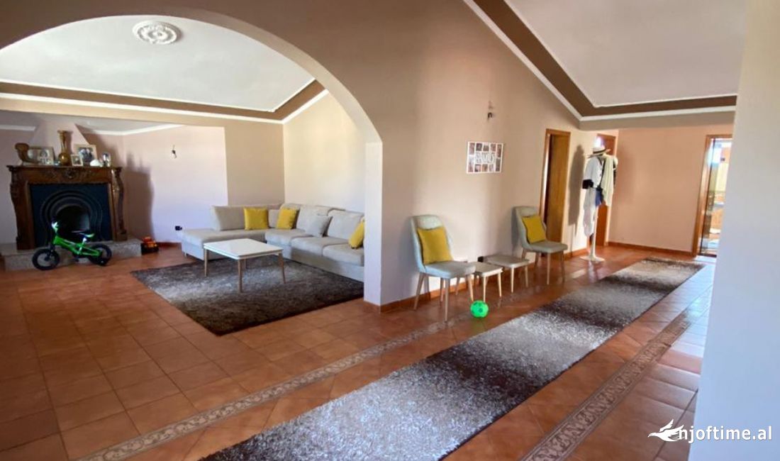 Shtepi me qera Apartament ne Durres, 5+1, Mobilimi Pjeserisht e mobiluar, Pagesa 300  Euro.