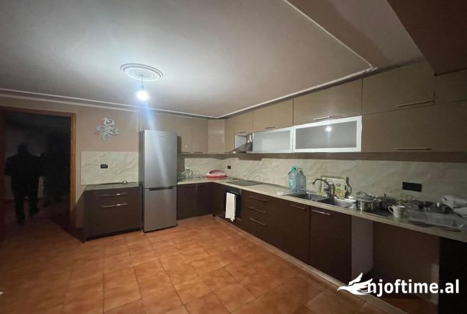Shtepi me qera Apartament ne Durres, 5+1, Mobilimi Pjeserisht e mobiluar, Pagesa 300  Euro.
