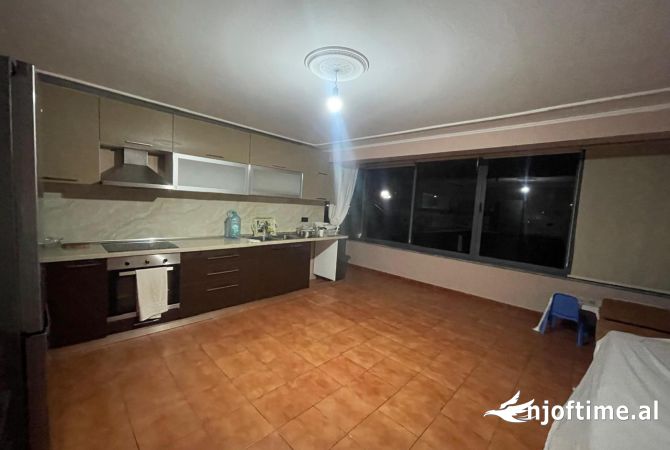 Shtepi me qera Apartament ne Durres, 5+1, Mobilimi Pjeserisht e mobiluar, Pagesa 300  Euro.
