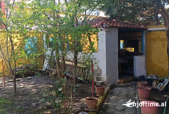 Shtepi me qera Apartament ne Durres, 5+1, Mobilimi Pjeserisht e mobiluar, Pagesa 300  Euro.