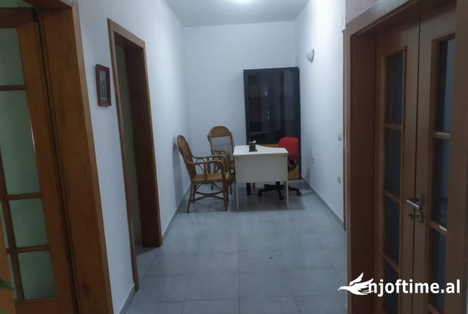 Shtepi me qera Apartament ne Tirane, 2+1, Mobilimi E mobiluar, Pagesa 55,000  Leke.