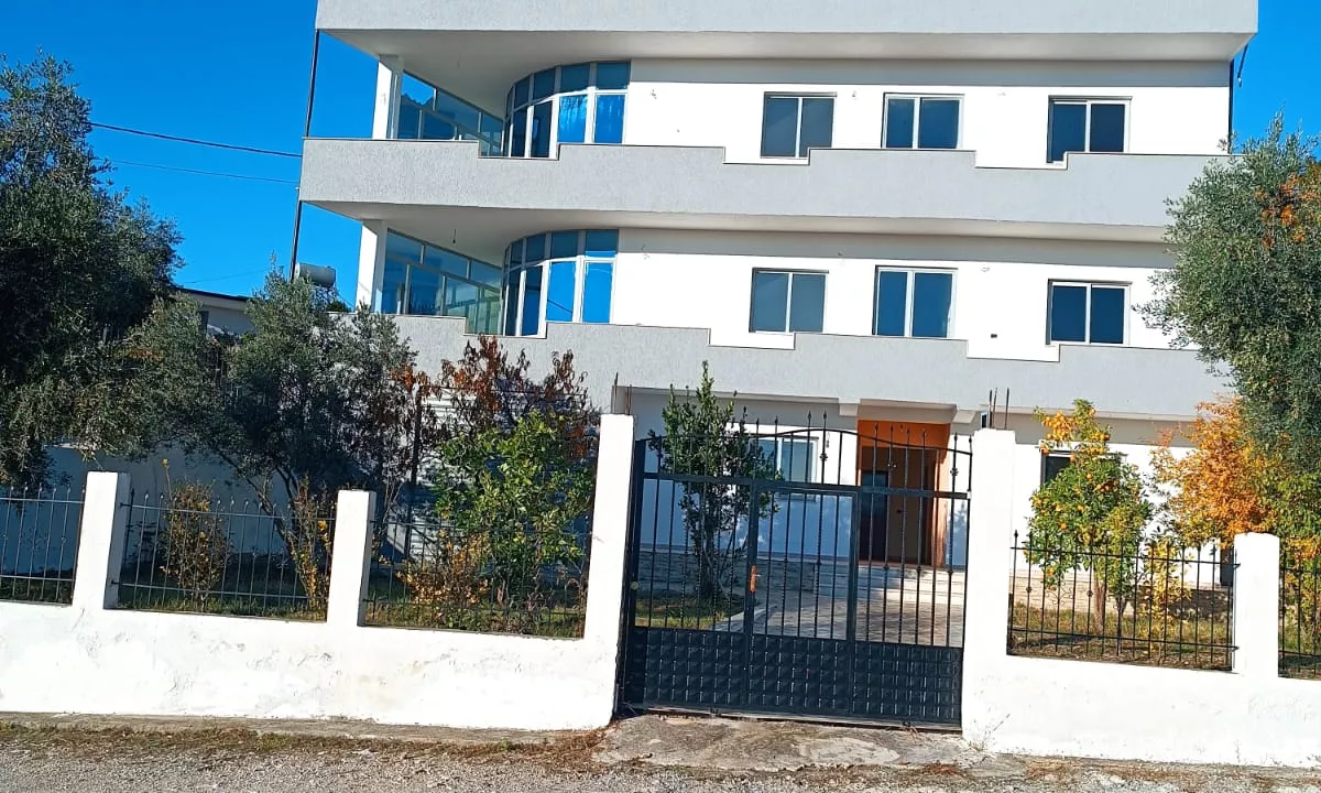 Shtepi ne shitje Shtepi Private ne Tirane, 7+1, Mobilimi Bosh, pa mobiluar, Pagesa 415,000  Euro.