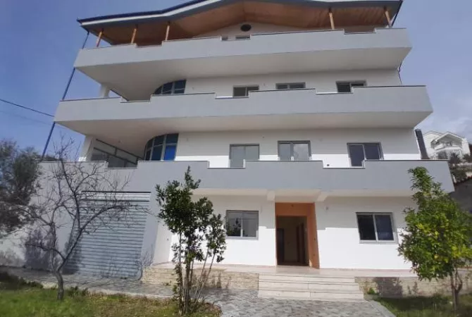 Shtepi ne shitje Shtepi Private ne Tirane, 7+1, Mobilimi Bosh, pa mobiluar, Pagesa 415,000  Euro.