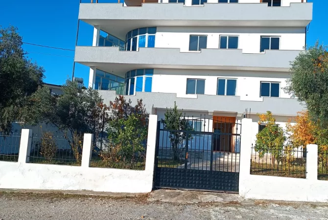 Vile Për Shitje Në Tiranë